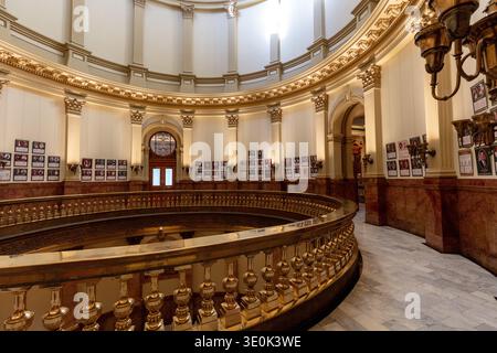 Denver, Colorado, USA - 3 marzo 2026: La rotonda sotto la cupola all'interno del Campidoglio dello Stato del Colorado a Denver. Foto Stock