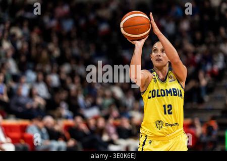 LIONE-VILLEURBANNE, FRANCIA - 12 MARZO: Jenifer Munoz (Colombia, 12) lancia la palla durante la partita di qualificazione al Torneo di qualificazione alla Coppa del mondo femminile FIBA tra Colombia (col) e Francia (fra) ad Astroballe il giorno 2 del Torneo di qualificazione alla Coppa del mondo femminile FIBA il 12 marzo 2026 a Lione-Villeurbanne, Francia. Foto Stock