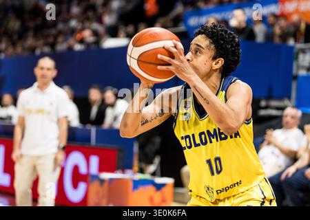 LIONE-VILLEURBANNE, FRANCIA - 12 MARZO: Mabel Martinez (Colombia, 10) spara la palla durante la partita di qualificazione al torneo femminile FIBA tra Colombia (col) e Francia (fra) ad Astroballe il giorno 2 del torneo di qualificazione alla Coppa del mondo femminile FIBA il 12 marzo 2026 a Lione-Villeurbanne, Francia. Foto Stock