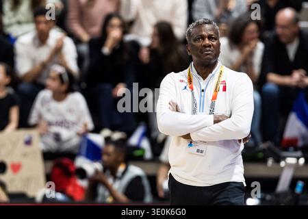 LIONE-VILLEURBANNE, FRANCIA - 12 MARZO: Jean Aime Toupane (capo allenatore Francia) durante la partita di qualificazione ai Mondiali di calcio femminile FIBA tra Colombia (col) e Francia (fra) ad Astroballe il giorno 2 del Torneo di qualificazione ai Mondiali femminili FIBA il 12 marzo 2026 a Lione-Villeurbanne, Francia. Foto Stock