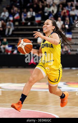 LIONE-VILLEURBANNE, FRANCIA - 12 MARZO: Manuela Rios (Colombia, 9) controlla la palla durante la partita di qualificazione alla Coppa del mondo femminile FIBA tra Colombia (col) e Francia (fra) ad Astroballe il giorno 2 del torneo di qualificazione alla Coppa del mondo femminile FIBA il 12 marzo 2026 a Lione-Villeurbanne, Francia. Foto Stock