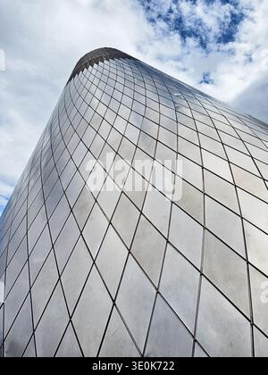TACOMA, WASHINGTON - 3 MAGGIO 2025: Il negozio caldo del Museum of Glass di Tacoma, Washington, è rivestito di pannelli metallici. È stato progettato dall'Architectu Foto Stock