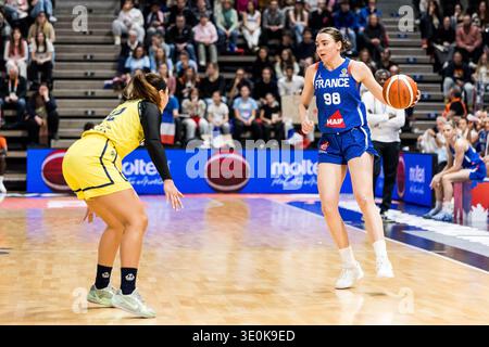 LIONE-VILLEURBANNE, FRANCIA - 12 MARZO: Pauline Astier (Francia, 98) controlla la palla durante la partita di qualificazione al Torneo di qualificazione alla Coppa del mondo femminile FIBA tra Colombia (col) e Francia (fra) ad Astroballe il giorno 2 del Torneo di qualificazione alla Coppa del mondo femminile FIBA il 12 marzo 2026 a Lione-Villeurbanne, Francia. Foto Stock