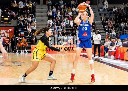 LIONE-VILLEURBANNE, FRANCIA - 12 MARZO: Marine Johannes (Francia, 23) spara la palla durante la partita di qualificazione al Torneo di qualificazione alla Coppa del mondo femminile FIBA tra Colombia (col) e Francia (fra) ad Astroballe il giorno 2 del Torneo di qualificazione alla Coppa del mondo femminile FIBA il 12 marzo 2026 a Lione-Villeurbanne, Francia. Foto Stock
