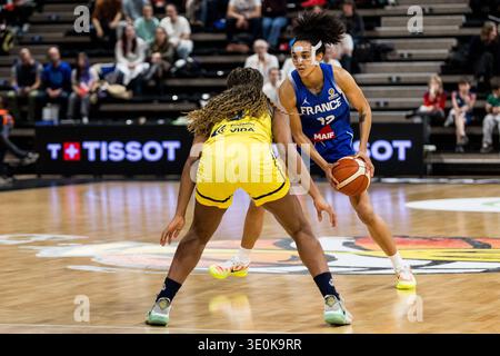 LIONE-VILLEURBANNE, FRANCIA - 12 MARZO: Leila Lacan (Francia, 42) controlla la palla durante la partita di qualificazione al Torneo di qualificazione alla Coppa del mondo femminile FIBA tra Colombia (col) e Francia (fra) ad Astroballe il giorno 2 del Torneo di qualificazione alla Coppa del mondo femminile FIBA il 12 marzo 2026 a Lione-Villeurbanne, Francia. Foto Stock