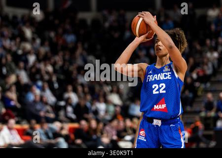 LIONE-VILLEURBANNE, FRANCIA - 12 MARZO: Marieme Badiane (Francia, 22 anni) spara la palla durante la partita di qualificazione al torneo femminile FIBA tra Colombia (col) e Francia (fra) ad Astroballe il giorno 2 del torneo di qualificazione alla Coppa del mondo femminile FIBA il 12 marzo 2026 a Lione-Villeurbanne, Francia. Foto Stock
