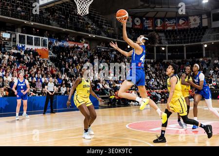LIONE-VILLEURBANNE, FRANCIA - 12 MARZO: Leila Lacan (Francia, 42) spara la palla durante la partita di qualificazione al Torneo di qualificazione alla Coppa del mondo femminile FIBA tra Colombia (col) e Francia (fra) ad Astroballe il giorno 2 del Torneo di qualificazione alla Coppa del mondo femminile FIBA il 12 marzo 2026 a Lione-Villeurbanne, Francia. Foto Stock