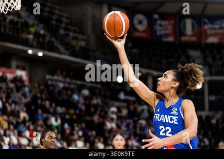 LIONE-VILLEURBANNE, FRANCIA - 12 MARZO: Marieme Badiane (Francia, 22 anni) spara la palla durante la partita di qualificazione al torneo femminile FIBA tra Colombia (col) e Francia (fra) ad Astroballe il giorno 2 del torneo di qualificazione alla Coppa del mondo femminile FIBA il 12 marzo 2026 a Lione-Villeurbanne, Francia. Foto Stock