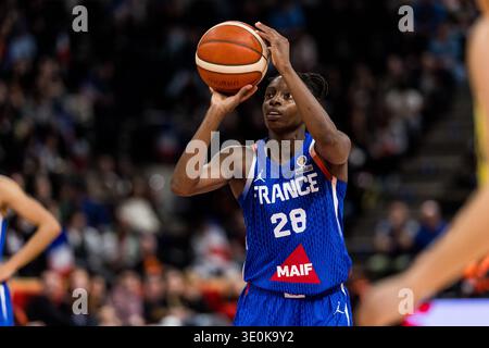 LYON-VILLEURBANNE, FRANCIA - 12 MARZO: Migna Toure (Francia, 28) lancia la palla durante la partita di qualificazione al Torneo di qualificazione alla Coppa del mondo femminile FIBA tra Colombia (col) e Francia (fra) ad Astroballe il giorno 2 del Torneo di qualificazione alla Coppa del mondo femminile FIBA il 12 marzo 2026 a Lione-Villeurbanne, Francia. Foto Stock