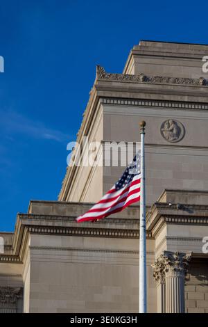 Bandiera americana e angolo esterno del National Archives Building, Washington, DC Foto Stock