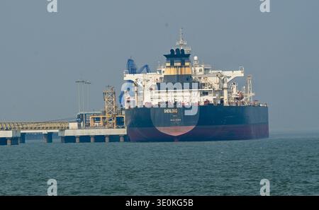 MUMBAI, INDIA 12 MARZO: La petroliera greggio bandiera della Liberia Shenlong Suezmax attraccò con successo al porto di Mumbai dopo aver navigato lo stretto di Hormuz ad alto rischio nel mezzo dell'intensificarsi del conflitto in Asia occidentale l'11 marzo 2026 a Mumbai, India. La nave, arrivata dal porto saudita di Ras Tanura, è la prima petroliera diretta in India a perforare il blocco marittimo de facto a seguito dei recenti scioperi militari che hanno coinvolto Stati Uniti, Israele e Iran. Foto di Raju Shinde/Hindustan Times Oil Tanker Shenlong raggiunge l'India attraverso lo stretto di Hormuz tra tensioni Foto Stock