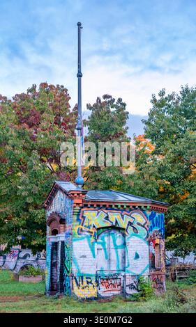 Un vecchio cancello vicino all'ingresso dei vecchi edifici del mattatoio nel quartiere Prenzlauer Berg di Berlino, Germania Foto Stock