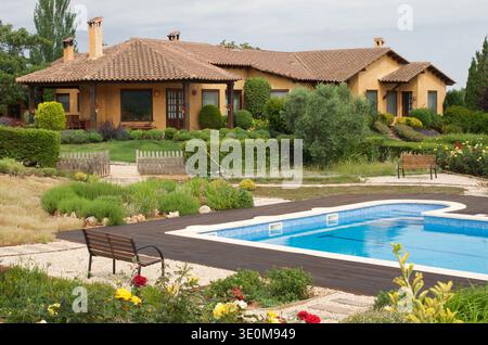 Una lussuosa villa rurale spagnola con una piscina nella provincia di Tarragona, Catalogna Foto Stock