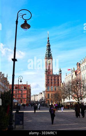 La storica torre del municipio principale di Gdańsk si affaccia sulla vivace piazza della città Foto Stock