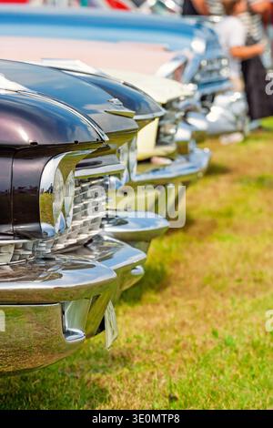 Una serie di auto americane d'epoca su un prato erboso Foto Stock