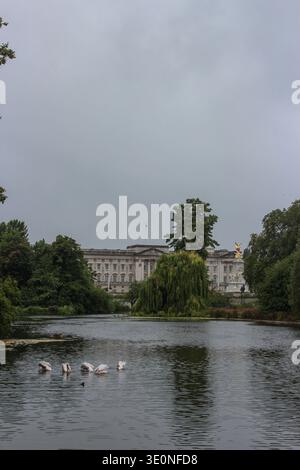 Londra, Regno Unito - 4 agosto 2023: La vista di Buckingham Palace da St. James Park. Foto Stock