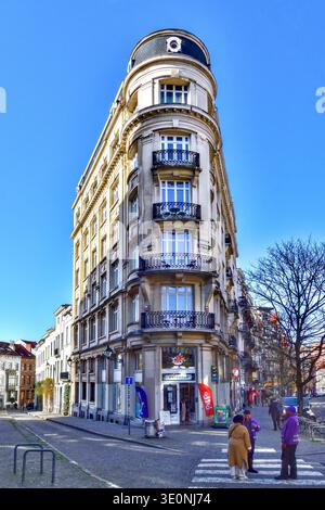 Edificio in stile "Flatiron" occupato da un negozio di cancelleria in Avenue Jean Volders, Saint-Gilles, Bruxelles, Belgio. Foto Stock