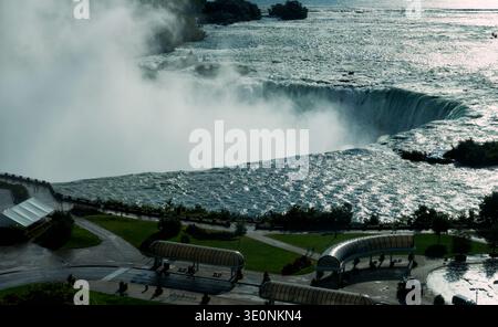 Cascate del Niagara, una potente meraviglia naturale, con la nebbia che si innalza dalle Horseshoe Falls. I visitatori possono ammirare le viste panoramiche dal parco in una giornata di sole. Foto Stock