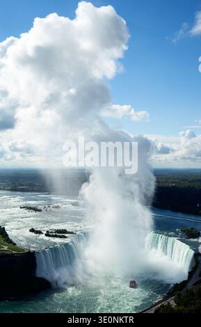 I turisti a bordo di una barca si avvicinano alle potenti Horseshoe Falls a Niagara Falls, Canada, per un'esperienza immersiva di questa meraviglia naturale. Foto Stock