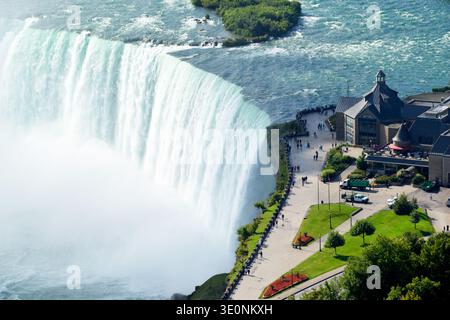 I turisti si riuniscono alle Cascate del Niagara, Ontario, Canada, per ammirare le maestose Horseshoe Falls, godendosi la potente meraviglia naturale e le vedute panoramiche. Foto Stock