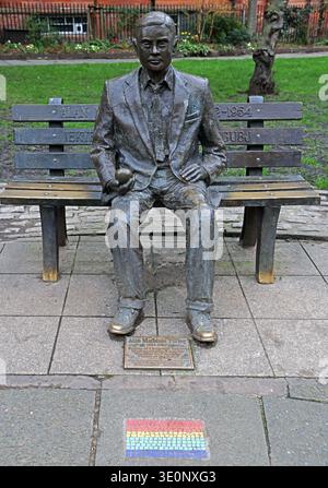 Statua commemorativa di Alan Turing seduta su una panchina nei Sackville Gardens vicino a Canal Street e al Manchester Gay Village, Manchester, Inghilterra, Regno Unito. Foto Stock