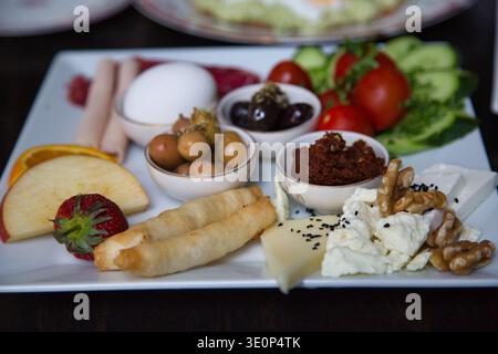 Un vivace piatto turco per la colazione con verdure fresche, formaggio e olive. Foto Stock