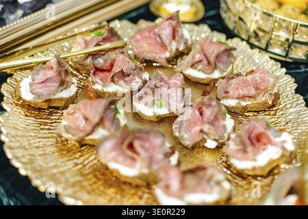 Stuzzichini gourmet con stuzzichini disposti splendidamente su un piatto da portata decorativo. Bielorussia Foto Stock
