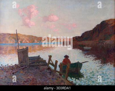Questo dipinto impressionistico del 1893, intitolato "Evans Bay", di James M. Nairn, raffigura una tranquilla scena costiera all'alba o al tramonto. Una figura solitaria in una piccola barca pesca vicino a un molo fatiscente, mentre le morbide nuvole rosa si riflettono nella calma e scintillante acqua sullo sfondo di colline lontane. Foto Stock