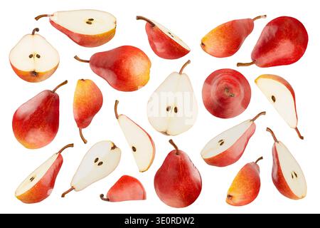 Vivaci e succose pere bartlett rosse con pelle macchiata come motivo di frutta, isolate su sfondo bianco. Intero e fette. Frutta fresca biologica autunnale b Foto Stock