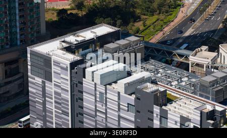 Vista aerea dell'imponente Data Center, una struttura moderna che si accostava al verde naturale, Tseung Kwan o, New Territories, Hong Kong. Foto Stock