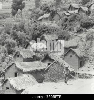 Fotografia d'epoca. Mostra capanne indiane nella valle del fiume Urubamba. Quadro 2. Foto Stock