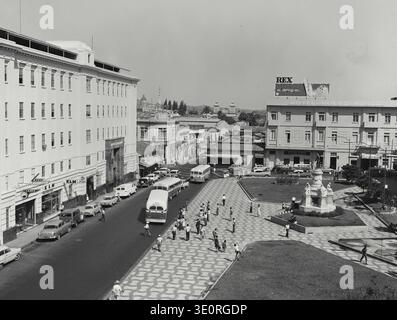 Gran parte di San Salvador è moderna. Vista della piazza di fronte alla Banca Salvadoregna e al Teatro Nazionale, fotografata a San Salvador, El Salvador Foto Stock