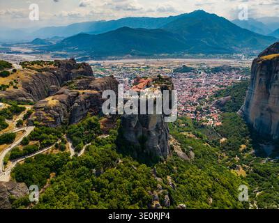 Veduta aerea del Monastero di Rousanou, arroccato in cima a una formazione rocciosa torreggiante, testimonianza della devozione umana in mezzo allo splendido paesaggio naturale, Foto Stock
