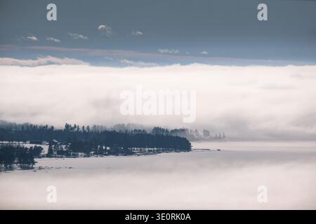 Nebbia e nuvole sullo Storsjön vicino a Östersund, Svezia, in inverno Foto Stock