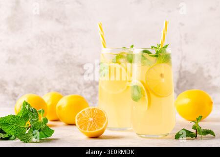 Limonata con cubetti di limone, menta e ghiaccio in vetro, fuoco selettivo Foto Stock