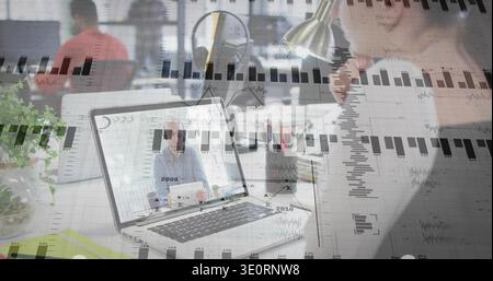 Mostra un laptop color argento che mostra un uomo remoto che indossa un business casual in un ufficio aperto, sovrapposizione di carte Foto Stock