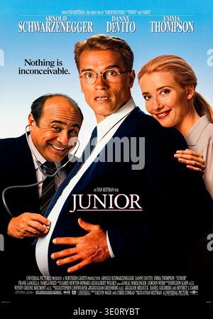 Junior (1994) diretto da Ivan Reitman e interpretato da Arnold Schwarzenegger, Danny DeVito ed Emma Thompson. Uno specialista della fertilità testa su se stesso un farmaco sperimentale per la gravidanza maschile per salvare la carriera del suo partner di ricerca. Fotografia di un poster originale del 1994 USA a un foglio SOLO PER USO EDITORIALE. Crediti: BFA / Warner Bros Foto Stock
