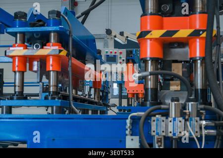 La linea di produzione mostra macchinari industriali avanzati all'interno di uno stabilimento di produzione. Le attrezzature sono disposte in modo ordinato senza la presenza di persone. Foto Stock