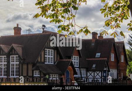 Eversley, Regno Unito - 21 settembre 2025: Charles Kingsley's Primary School. Un grande edificio tradizionale in stile Tudor con cornici di legno scuro. Foto Stock