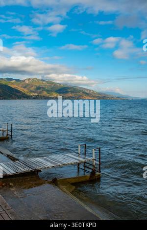 Colline sul lato occidentale del lago di Ocrida in Albania Foto Stock