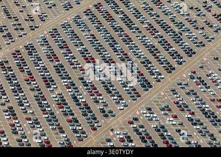 Vista aerea del parcheggio della fabbrica di automobili con molte auto nuove in vendita. Sviluppo del concetto di industria automobilistica americana Foto Stock