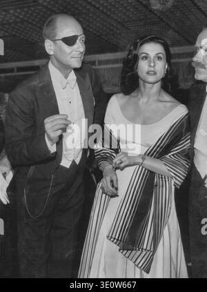Right Ballerina Violetta Elvin, nella cui compagnia la ballerina di Sydney di 16 anni Valma Briggs farà un tour del Galles, con Sir John Gielgud al ballo dell'Opera di lo Foto Stock