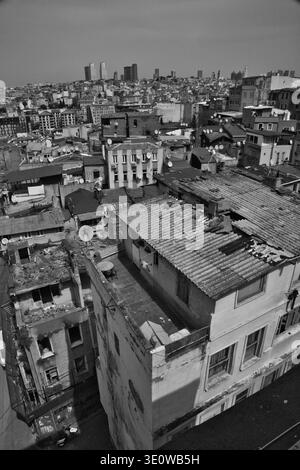 Veduta aerea dei tetti urbani di Istanbul, Turchia, che presentano un'architettura complessa. Foto Stock