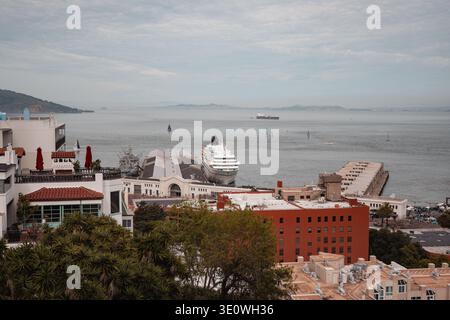 SAN FRANCISCO, CALIFORNIA - 7 FEBBRAIO 2026: Vista sopraelevata della baia di San Francisco con molo 35 con una nave da crociera e barche a vela Foto Stock