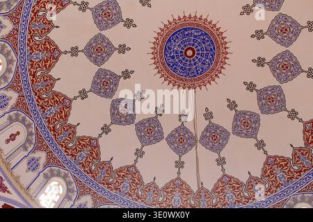 Moschea Banya Bashi, cupola interna, agosto 2024, calligrafia ottomana e motivi floreali ornati Foto Stock