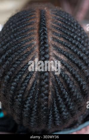 Primo piano di una testa nera che mostra il suo stile di capelli intrecciati Foto Stock