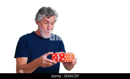 Uomo anziano che riceve un regalo sorprendente, festeggia qualcosa Foto Stock