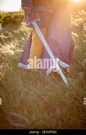 Una donna e un uomo con una spada in costume medievale. Foto verticale Foto Stock