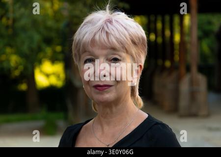 Ritratto di una donna anziana di 65-70 anni all'aperto nel parco. Foto Stock