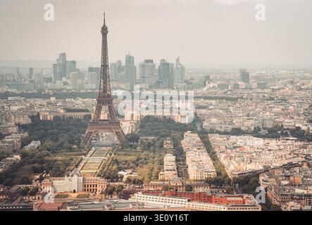 Paesaggio urbano di Parigi che combina architettura iconica e skyline moderno Foto Stock